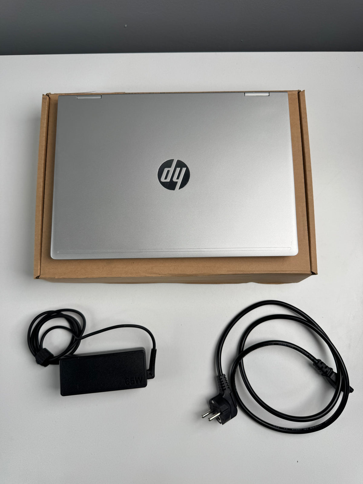 comes with chagrer and power cord