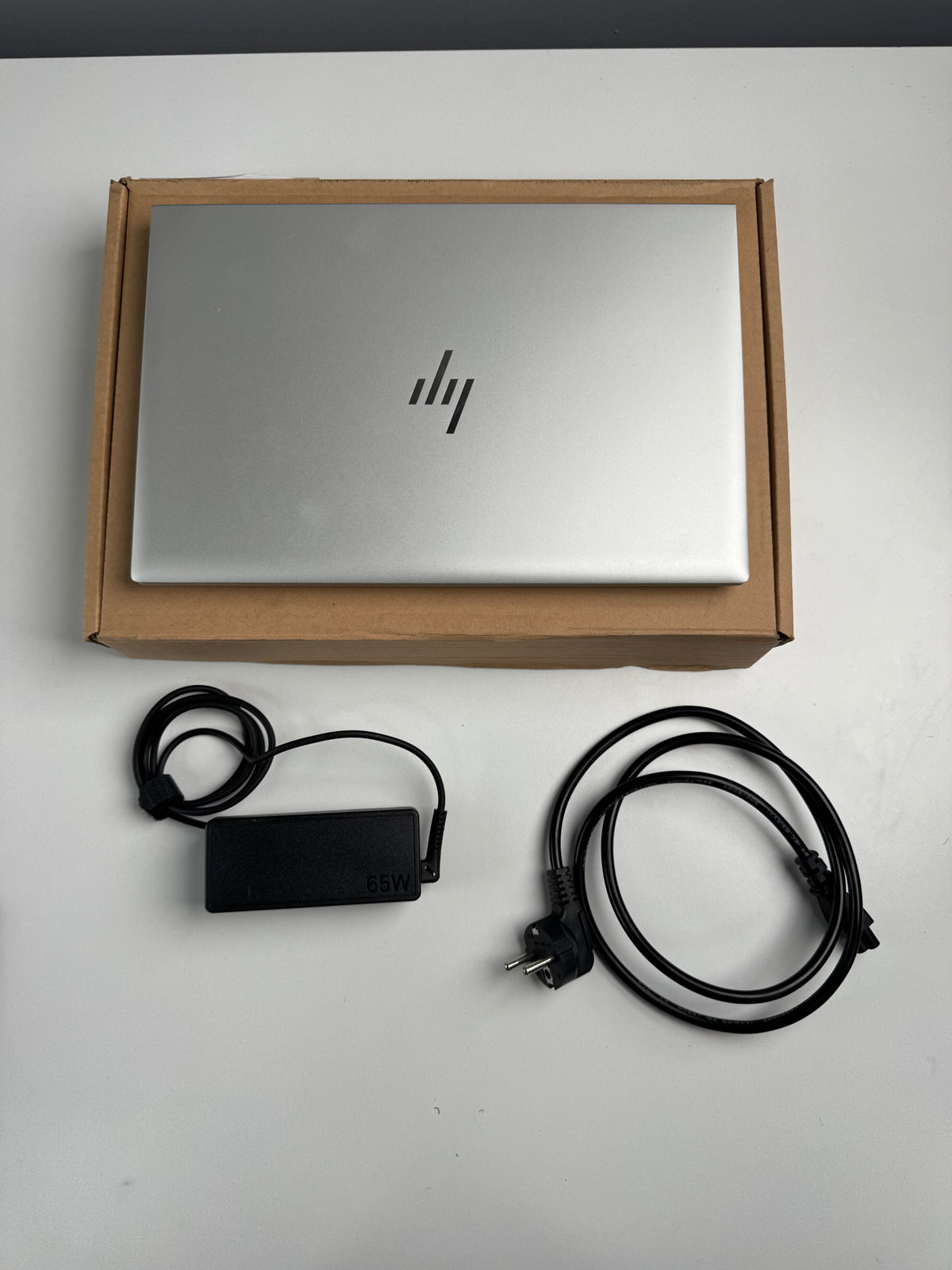 comes with chagrer and power cord